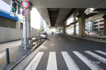 敷地北西側の前面道路
