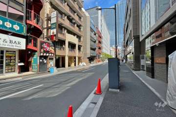 敷地南西側の前面道路（北西側から）