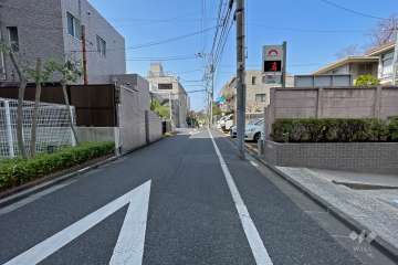 敷地南側の前面道路（東側から）
