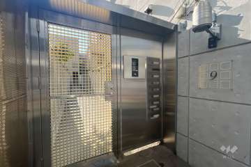 エントランスはオートロック付きです。