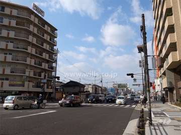 交差点に面し、敷地北側の前面道路は、国道2号線です。