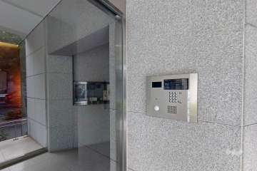 エントランスはオートロック付きです。