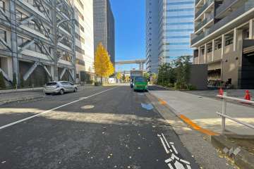 敷地北側の前面道路（西側から）