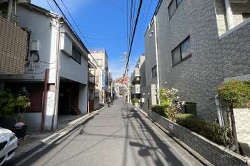 敷地北側の前面道路（西側から）