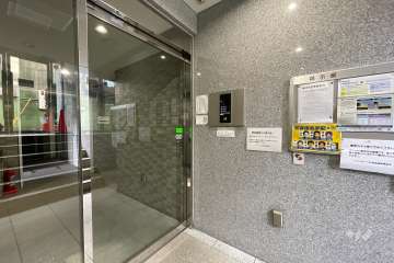 エントランスはオートロック付きです。