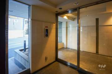 エントランスはオートロック付きです。