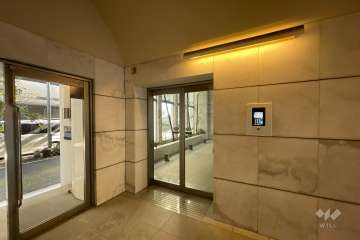 エントランスはオートロック付きです。