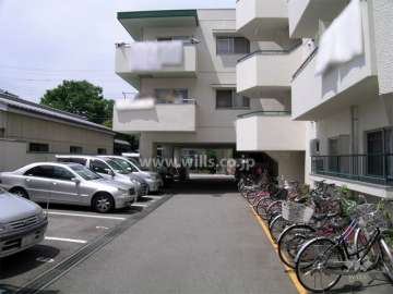 北側の棟の下はピロティになっています。