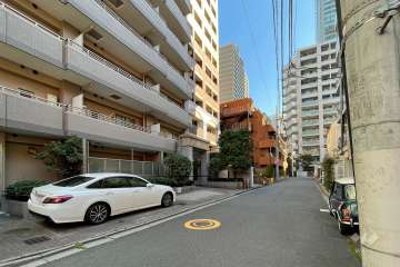 敷地西側の前面道路