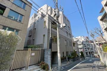 ユニロイヤル赤坂の外観（東側から）