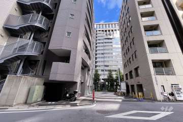 敷地南側の前面道路（西側から）
