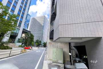 敷地西側の前面道路（南側から）