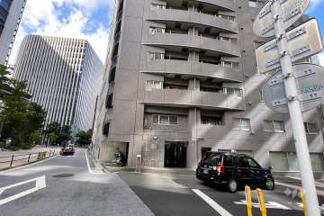 敷地西側の前面道路（南側から）