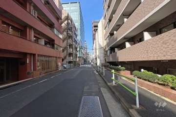 敷地南側の前面道路（東側から）