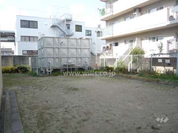 A棟はコの字型の建物で、中庭があります。