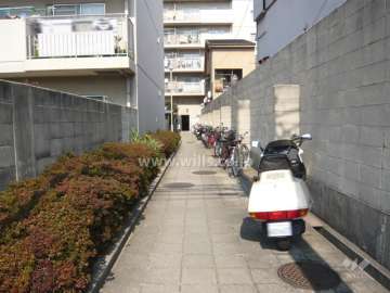 南側からのエントランスアプローチ