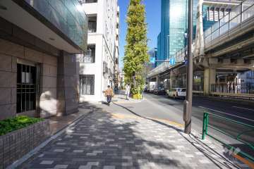 敷地東側の前面道路（南側から）
