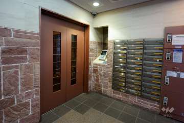 エントランスはオートロック付きです。