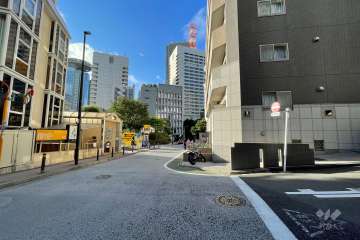 敷地の西側前面道路（南側から）