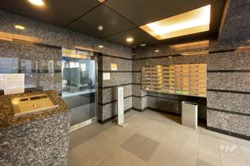 エントランスはオートロック付きです。