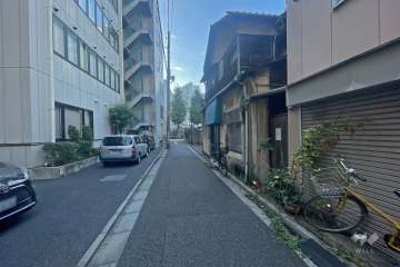 敷地西側の前面道路（北側から）