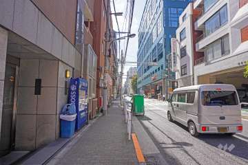 敷地西側の前面道路（北側から）