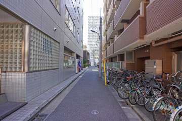 敷地北側の前面道路（西側から）