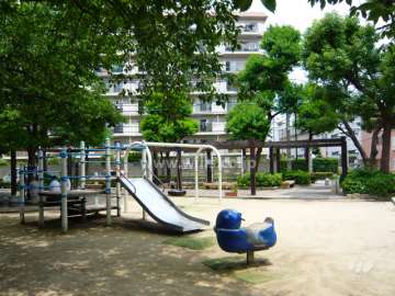 目の前にある「長洲本通公園」