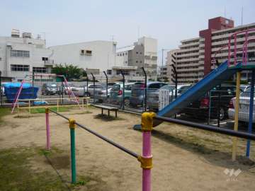 敷地に隣接する『長洲本通1丁目子ども広場』