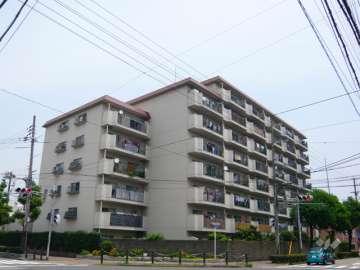メゾンドール尼崎の外観（南西側から）