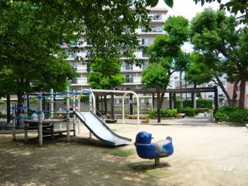 目の前にある「長洲本通公園」