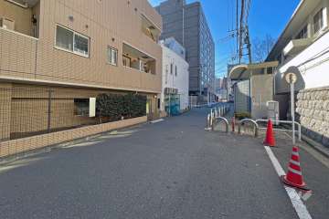 敷地の北西側前面道路（北東側から）