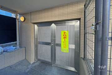 屋内に設けられた駐輪場の出入り口