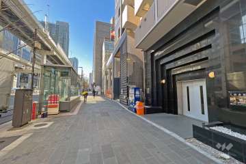 敷地の南東側前面道路は六本木通りです（北東側から）。