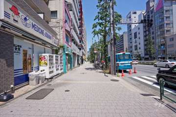 敷地東側の前面道路（都道415号・麻布通り）