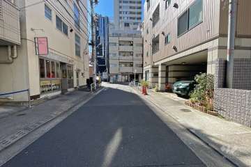 敷地東側の前面道路（北側から）