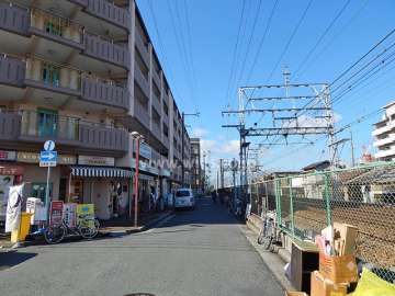 1階は店舗部分。敷地北側には阪急神戸線が走っています。