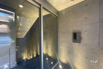 エントランスはオートロック付きです。