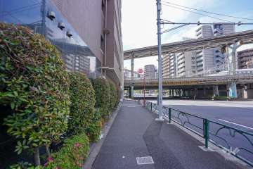 敷地北側の前面道路（東側から）