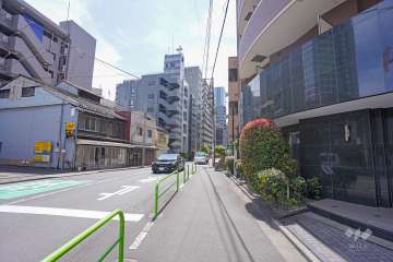 敷地南東側の前面道路（北東側から）