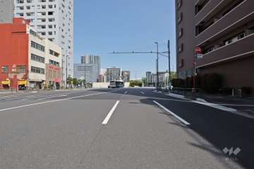 敷地北側の前面道路（西側から）