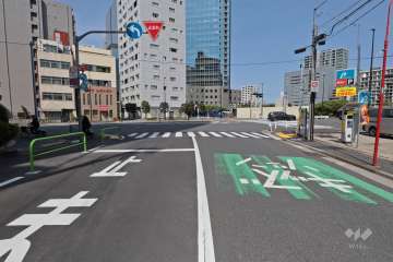 敷地南東側の前面道路（南西側から）