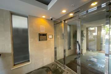 エントランスはオートロック付きです。