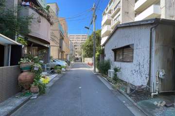 敷地北側の前面道路（西側から）