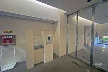 エントランスはオートロック付きです。