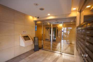 エントランスはオートロック付きです。