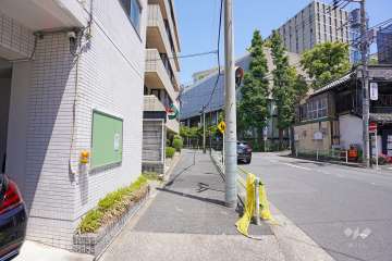 敷地東側の前面道路（南側から）