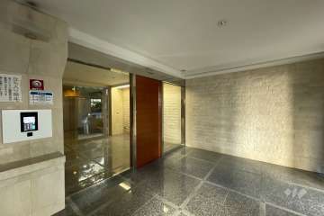 エントランスはオートロック付きです。