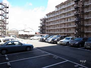 コの字型に配置された建物中央に駐車場があります。（平面式）