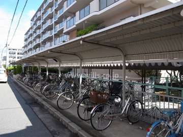 西側の前面道路に面して駐輪場があります。